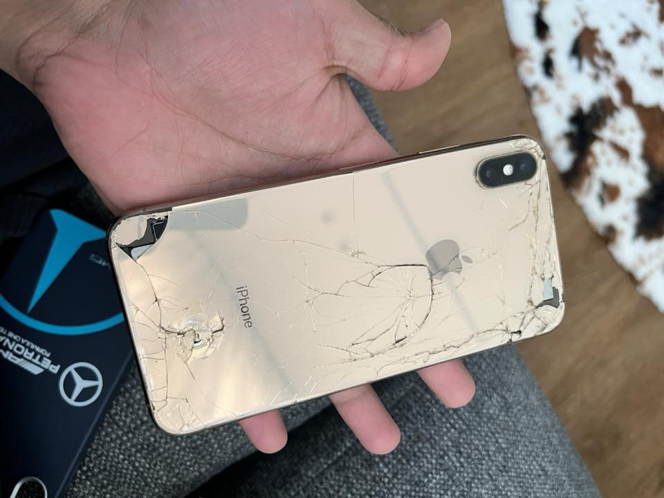 ايفون اكس اس ماكس ذاكرة256 مبدل بطارية وشاشة وضهرة متكسر كامراتة كلها تشتغل فيس ايدي عطلان رايدةب180مكاني بسماية 
وهذا الواتساب ***********
