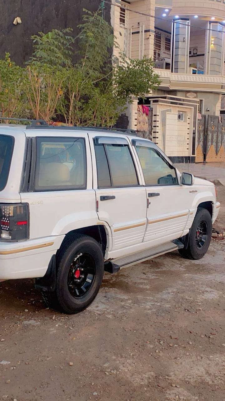 السلام عليكم للبيع جيب موديلها 1995رقمها بغداد الدولي الجديد تحويل مباشر محركها محور بطه 2500 كير محرك جديد لوك مال حاويه تخم تاير جديد حداديه خير من الله السياره مكانها بغداد ابو غريب سعرها 55وبيها مجال قليل الاتصال بهاذه الرقم *********** وغير متواجد عل فيس اماكن حته عل خاص
