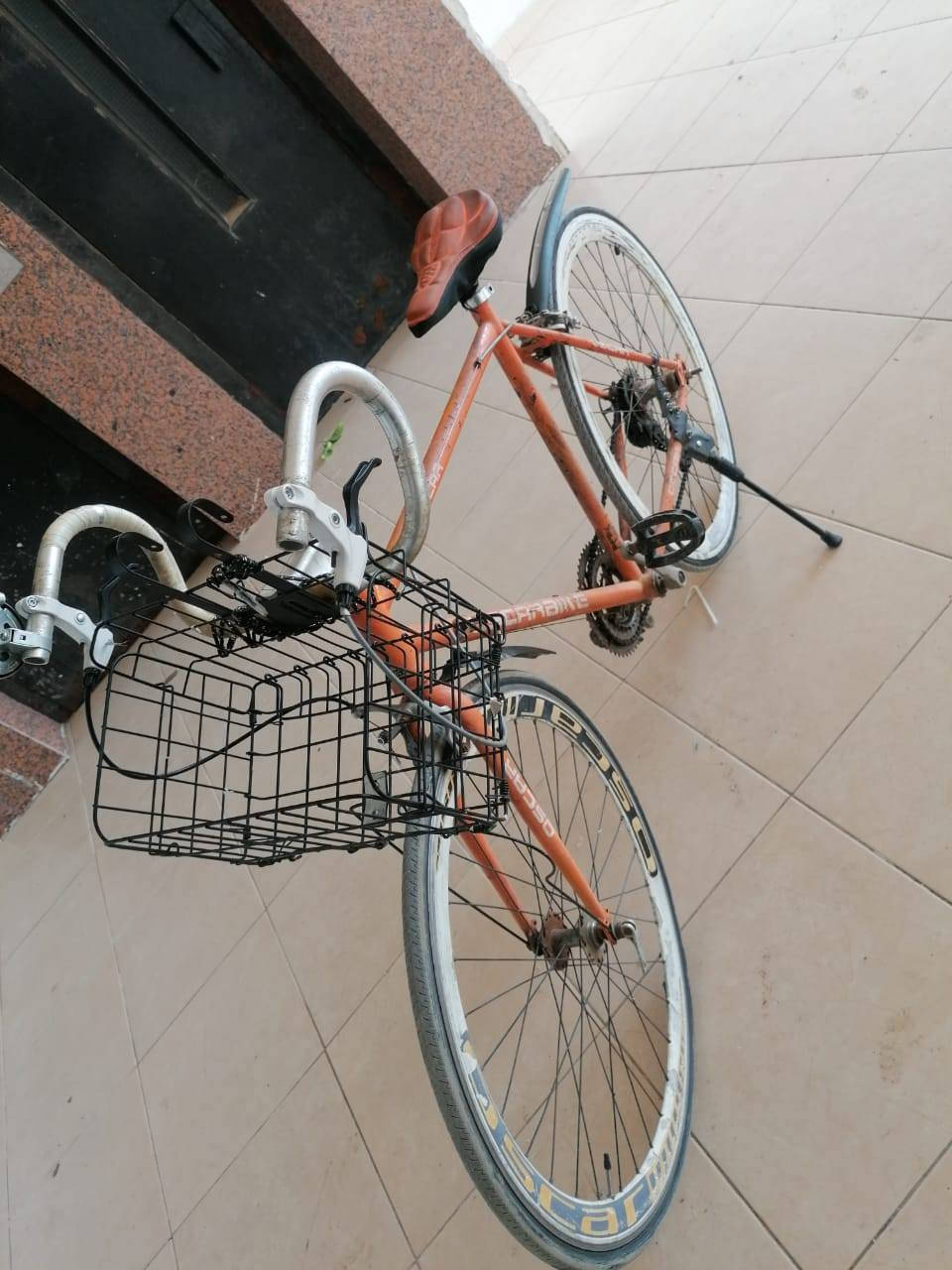 للبيع ب٦٠ الف دينار للتواصل 
***********
العيوب تحتاج نفخ تاير امامي ..
