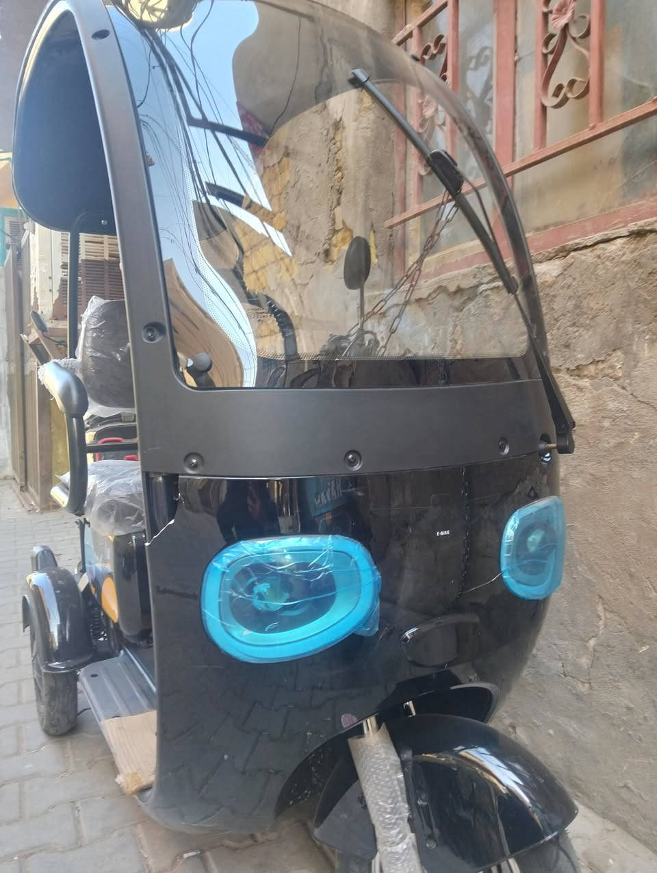 دراجه ثلاثيه شحن استعمال يومين فقط بعدها بجيسها كلشي شغال وبيها 3 مقاعد وماسحه جام شاشه شغاله قفل السرعه 50 6 بطاريات كبار ملف 1500 سعر مليون وميه مكاني شارع حيفا رقم الهاتف ***********
