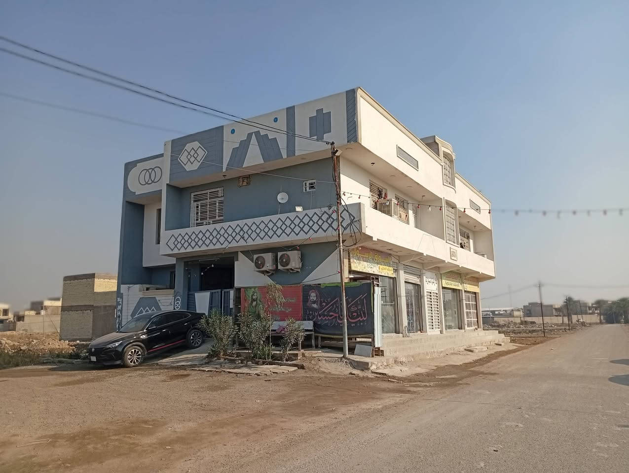 السلام عليكم ورحمة الله وبركاته
بناية للبيع المساحة 250م عنوانها الصابيات شارع الاعمده
تحتوي علئ شقق عدد ثنين مؤجرات كل شقة تحتوي على صالة ومطبخ وغرفه نوم وحمام مشترك 
ومحلات عدد 3 مشغولات من صاحب البناية
البيت يحتوي علئ استقبال وصاله ومطبخ+حولي مشترك
وغرفه نوم وصحيات عدد3 
الطابق الثاني يحتوي على غرف نوم 2 وحولي صغير
وغرفه مخزن وصحيات عدد1 
السعر 600 مليون قابل للتفاوض 
الاستفسار اكثر تواصل مع صاحب البناية 
***********
‏‪0781 793 0136‬‏
