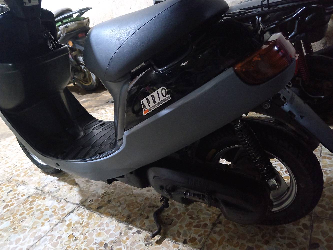 الدراجة المعروضة للبيع نوع أبريو، بحالة جيدة و لون أسود رائع. مناسبة للتنقل داخل المدينة وذات كفاءة في استهلاك الوقود. لا يوجد عليها أي خدوش أو أضرار واضحة من الخارج.