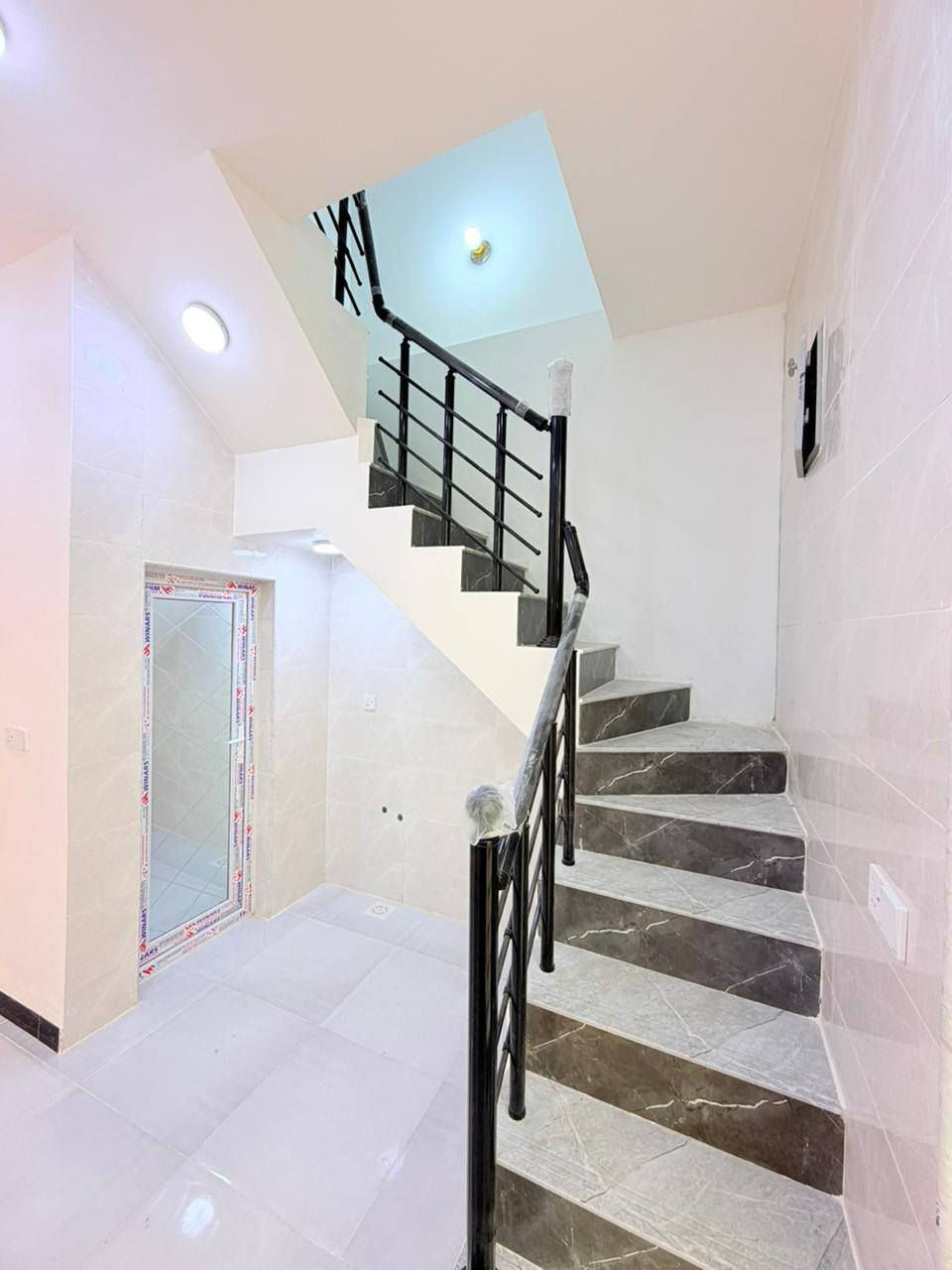 المساحه 50
💰 السعر: 28 مليون (قابل للتفاوض)
🏗️ البناء: طابوق  جمهوري
🏠 الأساس والسقف: صب كونكريت مركزي 

مواصفات البيت:
✅ غرفة نوم 
✅ صالة 🛋️
✅ مطبخ 🍽️ 
✅ صحيات 🚿

الخدمات المتوفرة:
🔹 ماء 💧
🔹 كهرباء ⚡
🔹 شوارع مبلطة 14متر  🚗
🔹 مدارس قريبة 🏫
🔹أنترنيت ضوئي 
🔹 خط مولده 
📍 الموقع: النجف – حي ميسان، شارع الزوار 
خلف سكلة الكرعاوي
📜 طابو زراعي (قرار 320 )مشمول بالتطويب 

📞 للتواصل: ***********

(ملاحضة ) متوفر لدينا كافة المساحات والدور  ألسكنية وعرصات
