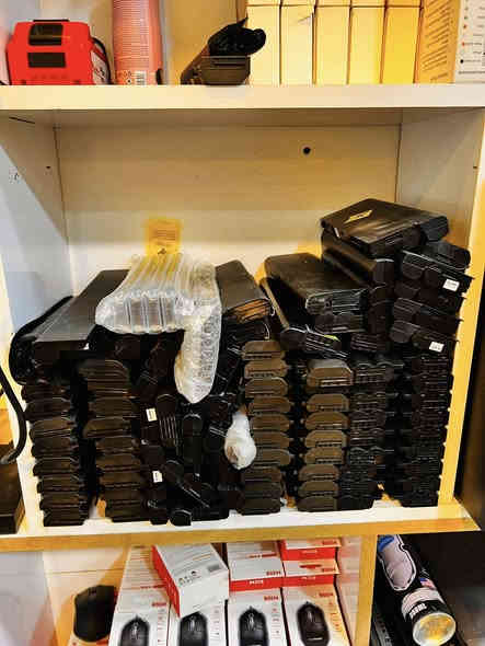 السلام عليكم بطاريات لابتوب مستخدم 
كميه محدودة 
سعر البطارية وليس الخليه 2000دينار 
شرط الاصابع بالداخل شغالات وبيهن امبريه عاليه وعلى الضمان 
توجد خدمة توصيل كل المحافظات ب5 الف دينار 
عنوان بابل الحله شارع 40 
***********
