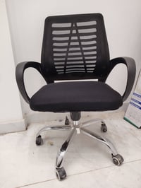 للبيع ميز دخل جديد ٧٥الف كرسي دوار جديد ٥٠الف ٠٧٧٠٥٧١٤٩٣٠