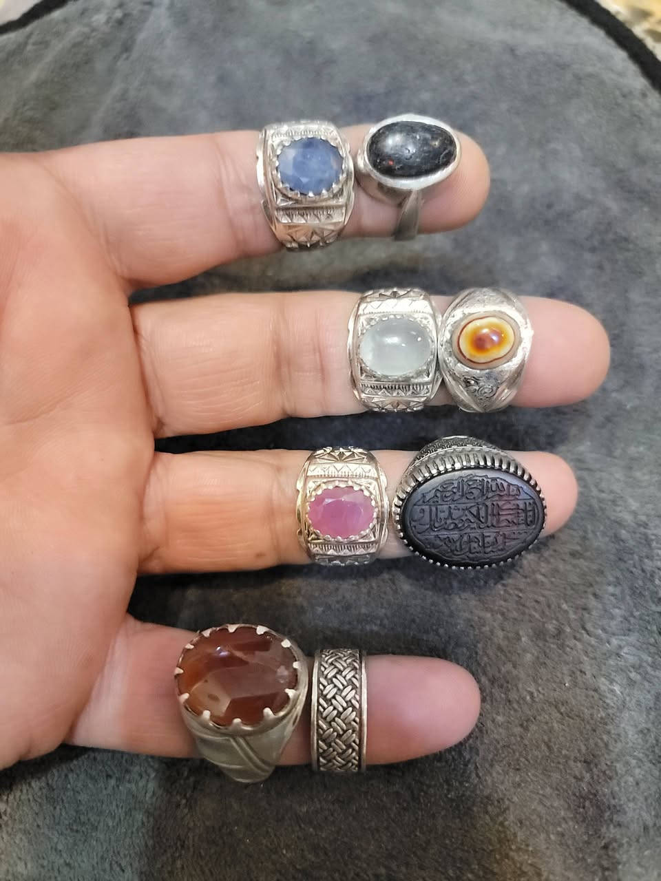 السلام عليكم
7خواتم فضه وبعض منهن فضه الف
صياغه انيقه واوزان حلوه واحجار طبيعيه غير معالجه مع حلقه جميله 
اخوان ابيع شلع
خواتم وليس كسر
السعر الكلي 350الف 

مكاني بغداد البلديات 
***********
