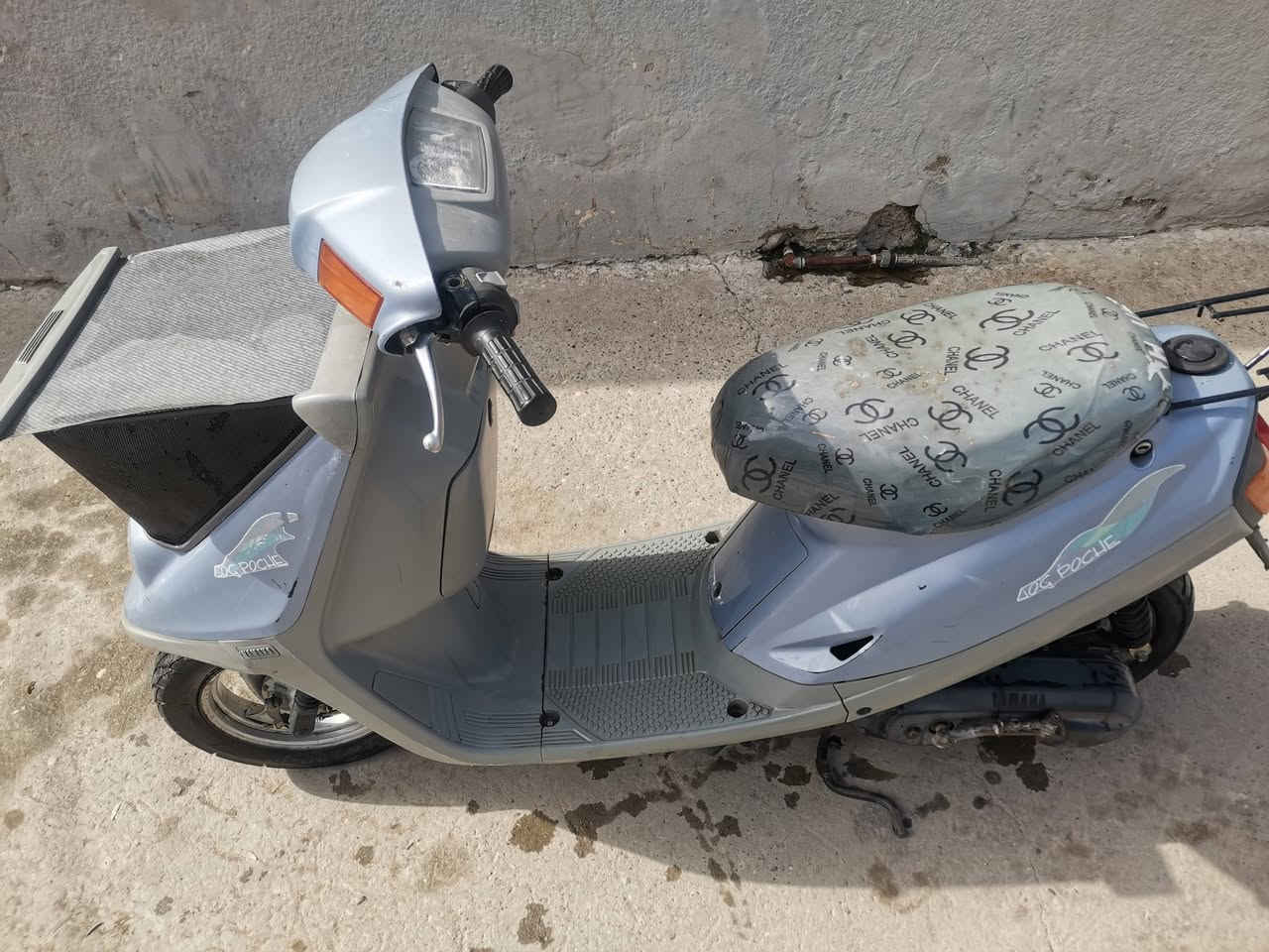 السلام عليكم دراجه سنتين واكفه مامفتوح بس قبر هندر كلشي شغال بس باتري مابي السعر 325 وبي مجال  للطيبي عدك فيتر جيب وياك ابيعك من البيت  ***********
