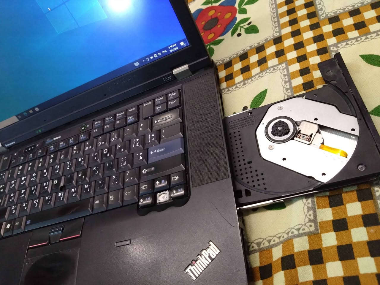 **للبيع: لابتوب Lenovo ThinkPad T520 اقتصادية جداً (شغالة على الشاحن) 💻**
اللابتوب مخصص للأمور الأساسية (تصفح، يوتيوب، دراسة، بحوث، أو لأصحاب المحلات للمحاسبة)، ومحدث بهارد سريع جداً.
**⚙️ المواصفات:**
 * **المعالج:** Intel Core i5 (الجيل الثاني).
 * **الذاكرة (RAM):** 4 جيجابايت.
 * **الهارد:** SSD 256 جيجابايت (سريع جداً بالتشغيل والفتح).
 * **الشاشة:** 15.6 بوصة.
**⚠️ ملاحظات بكل أمانة:**
 * **البطارية:** تعبانة (الجهاز يشتغل مباشرة على الشاحن الأصلي، والي يحب يكدر يبدلها متوفرة بالسوق).
 * **النظافة:** الجهاز بيه آثار استخدام واضحة  بس كأداء داخلي وشغل شغال وطبيعي 100%.
 * **الملحقات:** الشاحن الأصلي ماله وياه.
**💰 السعر والتواصل:**
 * **السعر:** 90 ألف دينار عراقي (وبيه مجال بسيط للشراي).

الموقع بغداد الوشاش
  مراسلة الخاص أو اتصال: [***********] بغداد, العراق
