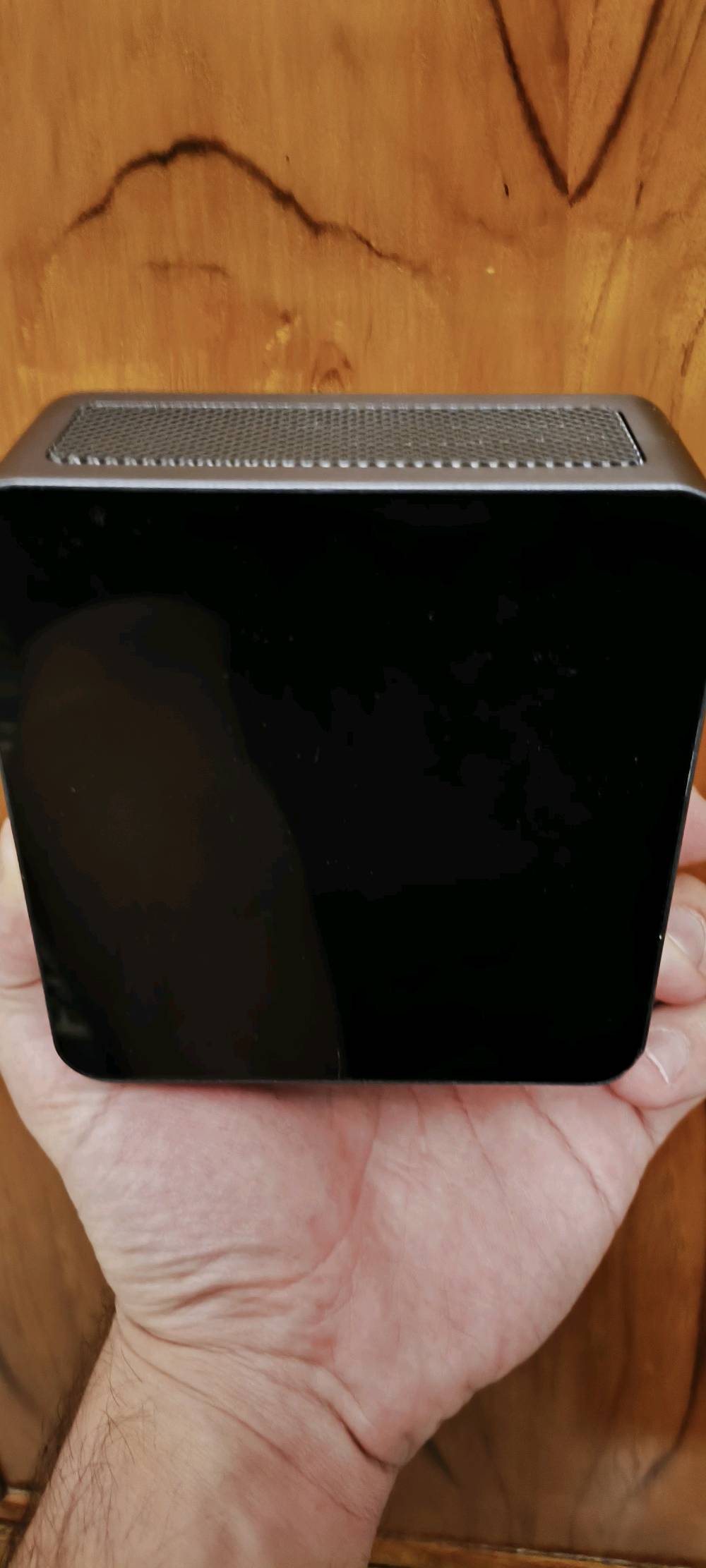 جهاز مني بيسي mini pc chateery an2p
معالج رايزن 5 جيل 5 
كرت شاشة amd vega 8
بدون رام 
بدون هارد 
الملحقات ادبتر التشغيل
ملاحظة الجهاز مشتغل مكتوب عليه يسحب كهرباء 19 فولت لكن لمن يربط على بور سبلاي يسحب 16 فولت الفني كال احتمال بي شورت بدائرة الكهرباء