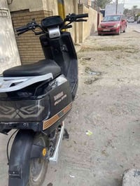 دراجه شحن البيع نضيفه وحلوه كدامك بل صوره بس البقلايت مابي شي بس لاضوي...