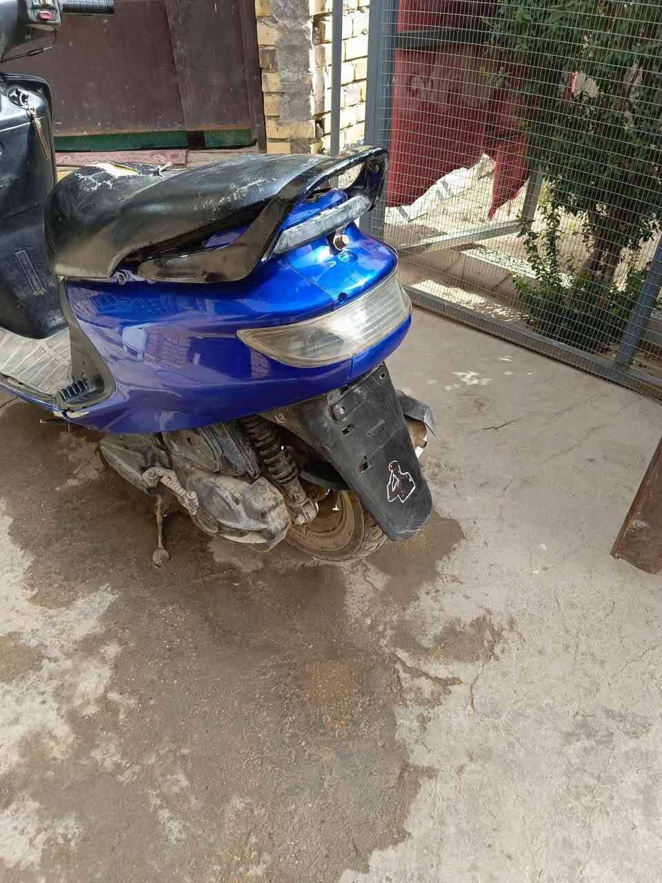 السلام عليكم دراجه فراشه للبيع ما مفتوحه لايت هورن كلها شغاله مكاني الحمزه الغربي السعر ٤٥٠ والشراي يتصل ***********
