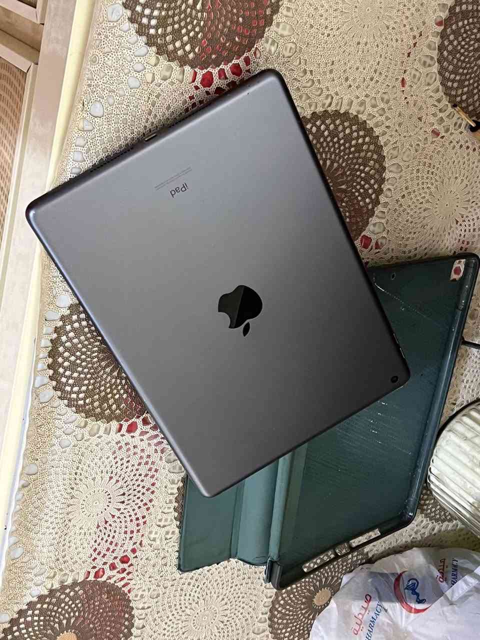 مراوس ببلي او اكس بوكس او بيع iPad 7 (الجيل السابع)
* الذاكرة: 32GB
* اللون: رصاصي(سلفري)
* حالة الايباد: نظيف وعايفه للدراسة
* الشاشة: نظيفة وكلشي مابيها 
* البطارية: جيدة
* البصمة: شغالة
* الكاميرات: أمامية وخلفية شغالات
* يجي وياه: ( كرتون / كفر)
للاستفسار رقمي ***********
