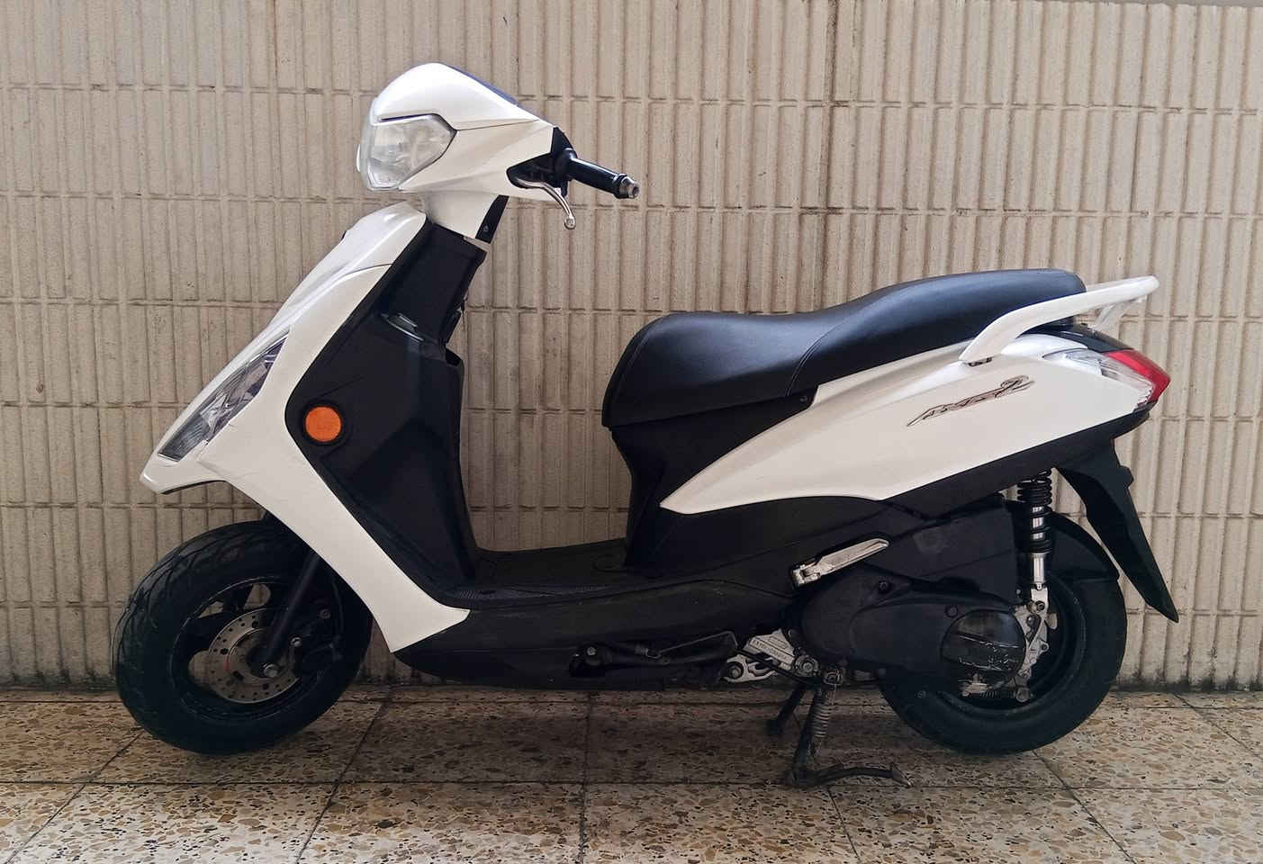 السلام عليكم
اكزز Z  الحديث
 ياباني قبغ نفخ استاند كهربائي 
مكينه بلادية  كفر بلادي
كل شي شغال نقصه قمجي كيلو متر فقط 
مكان الدراجة بالصالحية 
السعر  950  قفل بدون عملة 
للاستفسار  ***********
