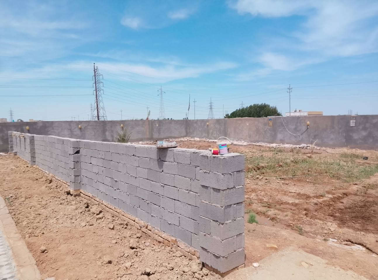 الدار لبيع
الموقع ال ساجت كراغول 
التبليط بل باب 
الكهرباء بل باب خاصه بيه محوله 
امبير موجود بيه 
بناء 200متر وبيه اضافه 
المساحه الكليه 1200
مجهز كامرات تانكيات ماطورات برينه ماء 
بناء طابوك كله درجه اوله 
فقط السياج بلوك مع تل صحيات 
غرفتين وصاله وديوانيه ومطبخ وصحيات داخليه وخارجيه 
ومطبخ وصحيات قيد الانشاء 
لبيع أو 
مراوس في حي المستشفى أو حي المهندسين 
***********
