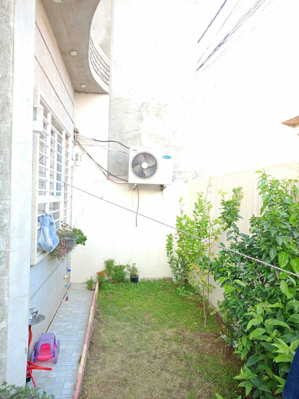 السلام عليكم الدار معروض للبيع
المساحة ٢١٠ ركن شروق 

يتكون من طابقين 
الاول غرفتين نوم + استقبال + مطبخ حار ووبارد + هول عدد ٢ + مشمتلات + مخزن + منور + ترك خلفي 

الطابق الثاني ٣ غرف هوم + هول + مشملات + سطح ناصي + بيتونة  وسطح عالي 

ملاحظة الطابق غرفة نوم + مشملات كاملين والباقي هيكل مأسس كهرب كامل 

📍 الموقع حي الملايين الثانية قرب جامع الانفال 

قرار ٢٥. بي وصل بلدية 

للتواصل مع صاحب الدار 

***********
