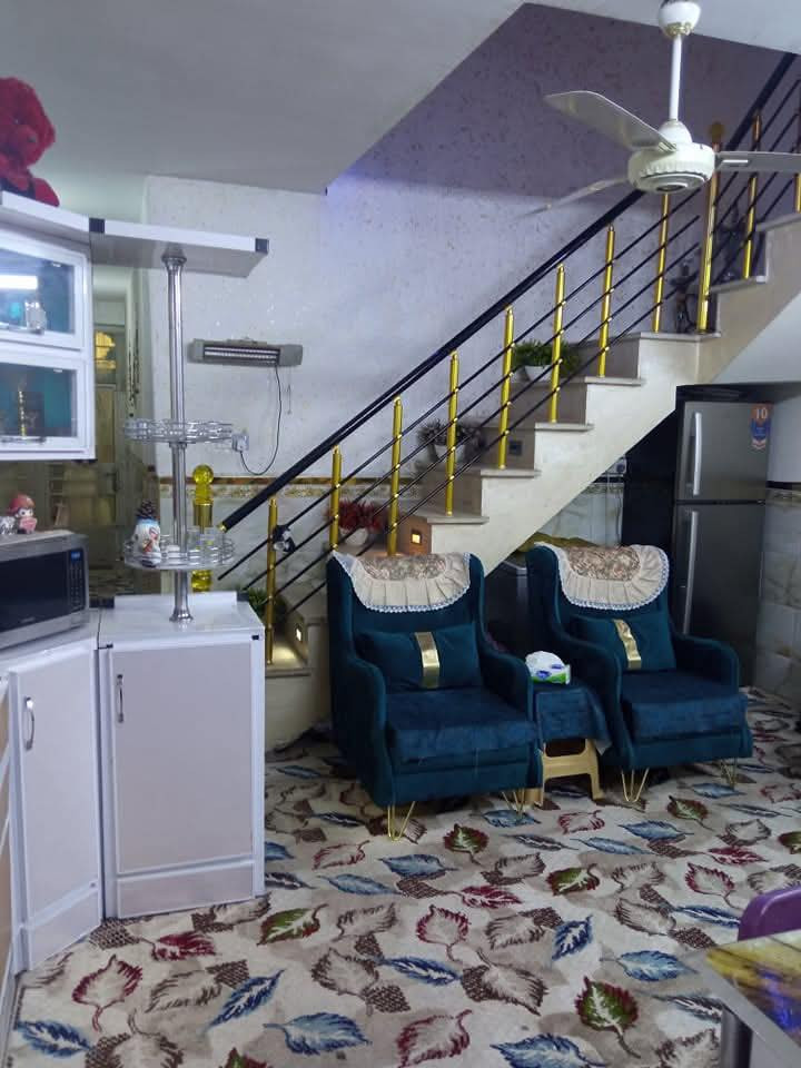 بيت للبيع ١٠٠ متر الشعب حي البساتين حي السلام شارع اسواق رسل
زراعي سند اصفر مشمول ب تمليك
60 مليون وبي مجال 
يرهم قصط بمقدمه 50 -45
مو تجي عدك ٣٠ و٢٥ 
غرفه فوك بيتونه خدمات وصطح 
طرمة وخدمات هول مطبخ حولي جبير خدمات غرفه مطبخ حار
مجاري المنطقه قبل يومين كملوهة باقي بس التبليط
الغرفه الفوك سندويش 
بلوك بناء ٢٠١٩
واتساب ***********
