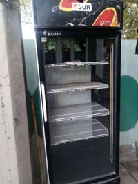 عارضات للبيع ويوجد لدينا رفوف وعارضات بعد  07712325082