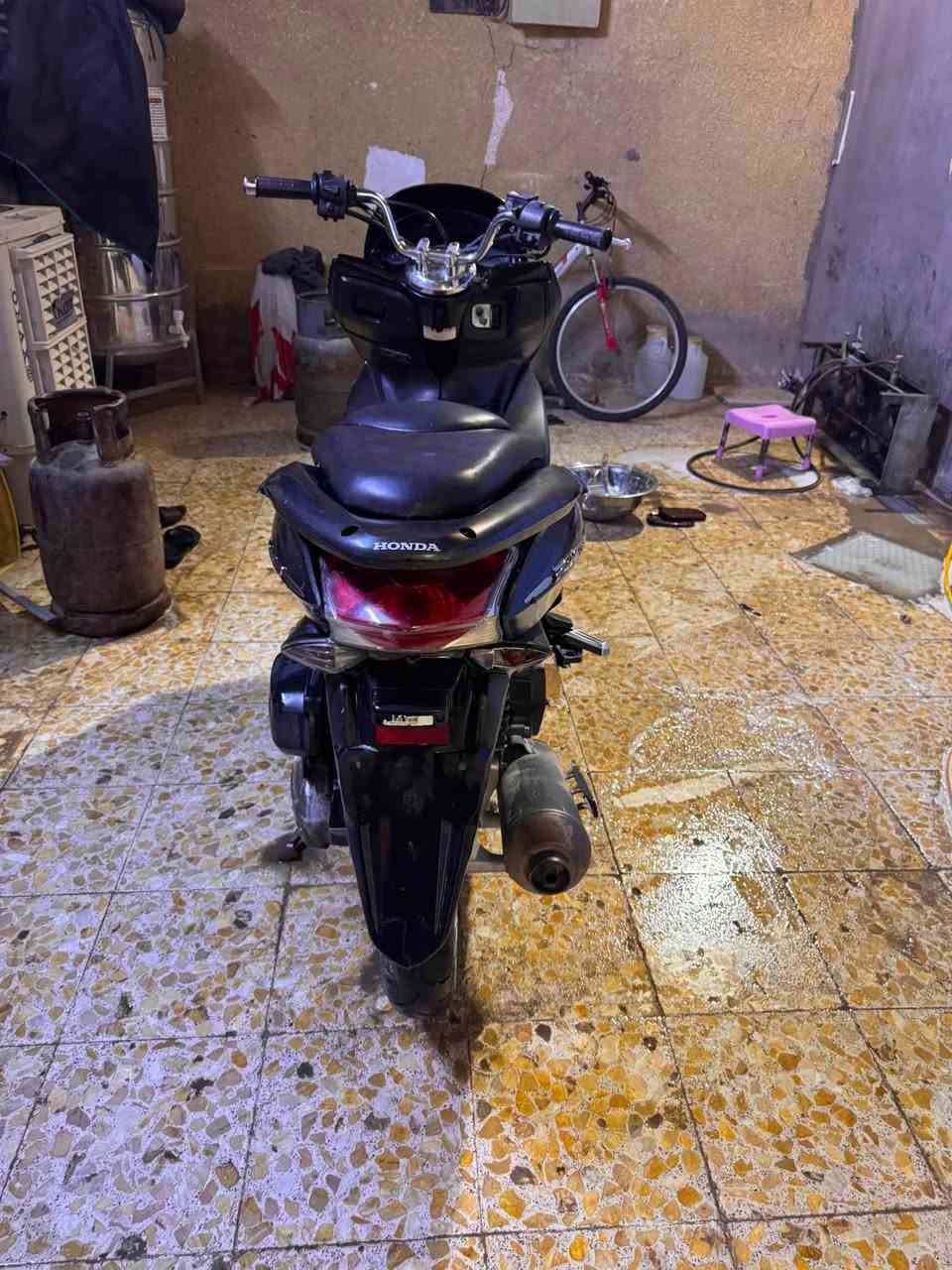 سلام عليكم هوندا PCX150 الدراجة ياباني KF كلش حلوه الدراجة مجفته تجفيت مضبوط سعر 650 قفل بدون عمله مكان دراجة بغداد الغزالية رقم ***********
