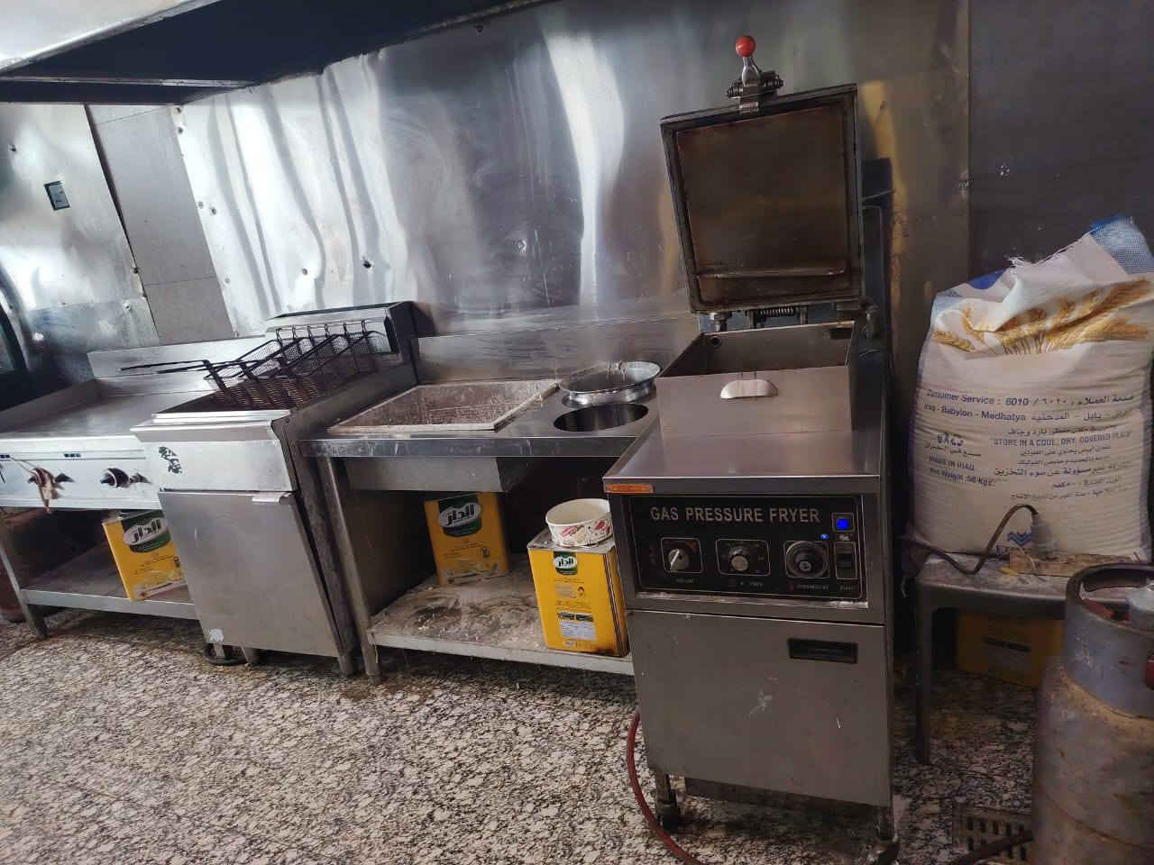 مطعم للبيع ركن عله اربع شوارع متكامل من كلشي ابيع موقع وغراض كامله تجي بس تشتغل أي نقص مابي سعره جداا مناسب والبيع لعدم وجود كادر عمل تواصل 
***********
