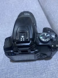 كانون 400d كامره نضيفه كامل ملحقات جنطه وشاحنه ورام وعدسه الكامره بيه ...