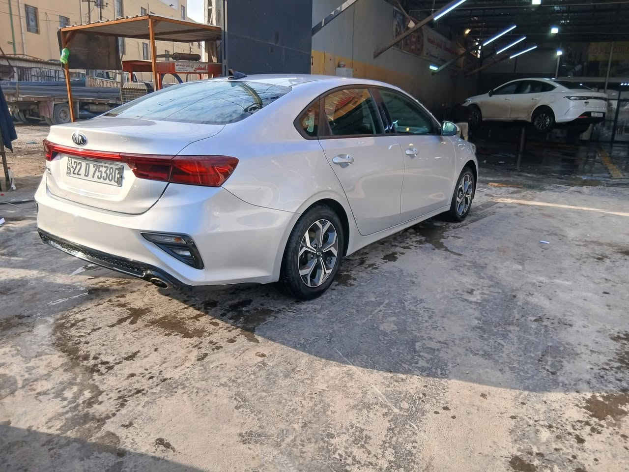 سلام عليكم اخوان كيا فورتي  موديل ٢٠٢٠ رقم اربيل بسمي هزه جديده هذاك ليوم جددتها حادثها فقط بنيد بدون دواخل وبيها ملاحظه بسيطه هنا بلعراق تبريد منضومه جديده شاد بيها تخم تاير جديد مكينه وكير خير من الله صدرها ٧٠ بلميه منضومه زنون بيها سياره السعر ١٢٠ وبيها مجال بسيط  جدآ مكاني بغداد البياع رقم الهاتف ***********
