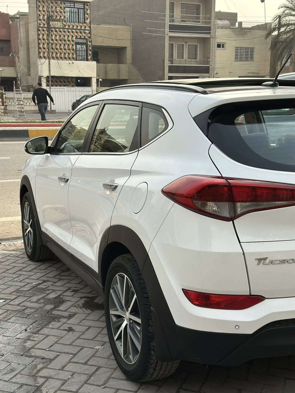 السلام عليكم للبيع توسان ٢٠١٦ خليجي رقم بغداد بأسمي بيهه الباب عكس السائق الخلفي مبدل نفس اللون والجاملغ يم قبغ البانزين صبغ بدون دواخل الباقي مكفول فول مواصفات عده البصمه شاشه كامره بنوراما ماشيه ١٤٤ الف كير مكينه مكفول السياره كل نقص ما ييهه صدر امامي خلفي تخم تاير جديد مكان السياره بغداد 
السعر ١٦٨ وبيهه مجال 
***********
