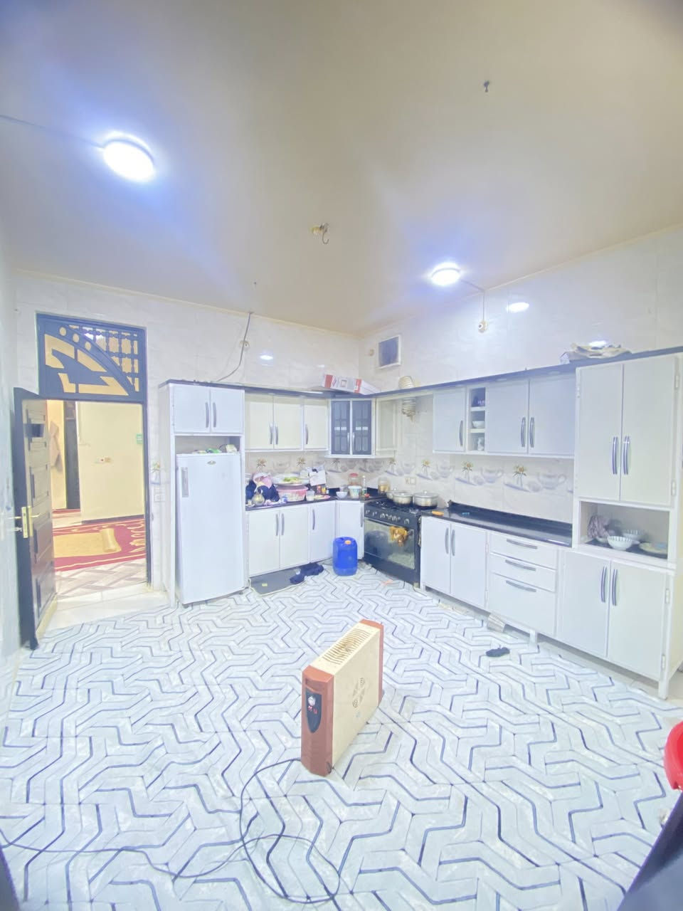 السلام عليكم بيت للبيع بمساحة200م 
حي المعلمين خلف مجمع كميل زراعي مداور ب اسم المشتري 
يتكون من غرفتين ومطبخ وصاله واستقبال ومجمع صحيات داخلي وخارجي البيت ينباع مع الاثاث السعر 85 الاستفسار ***********
