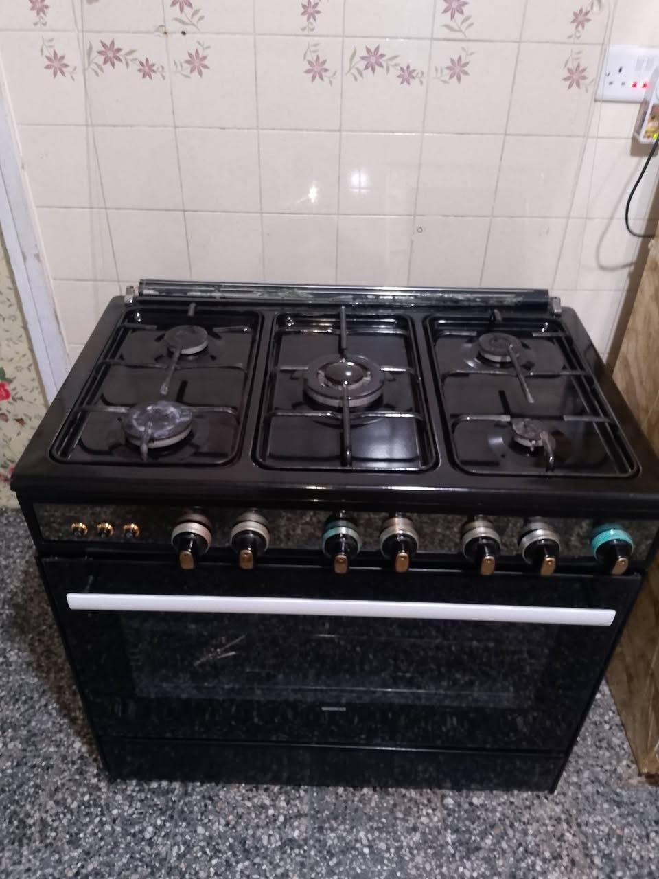 سلام عليكم طباخ للبيع سعر 150وبي مجال ***********

