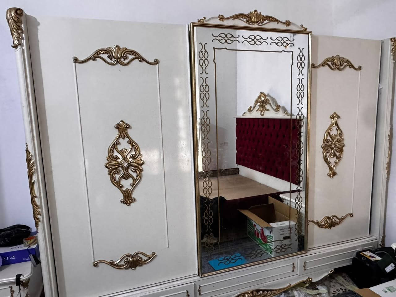 غرفة نوم تركية سبعة قطع كاملة نظافة ٩٠بالمية السعر ٧٠٠ و بيها مجال للشراي  *********** واتساب
