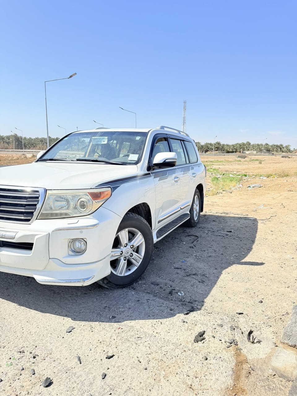 سلام عليكم للبيع لاندكروز 2012ساز فول واحد علا واحد محرك 6 سلندر فتحه بصمه تحكم جهتين وباقي المواصفات معروفه السياره مابيها اي نقص رقم بغداد بسمي  لاستفسار/***********
