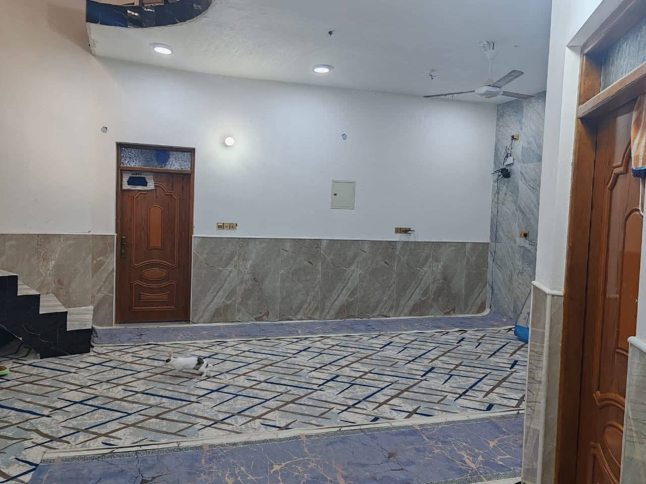 السلام عليكم بيت مساحه 200 بحي صحفيين قريب عل سريع خدمات كامله مجاري وماي وكهرباء وسكن ووصل طابو بي لبيت حديث غرفتين وصاله ومطبخ واستقبال وصاله وصحيات داخليه وخارجيه بناء طابوك وصب كونكريت للتواصل ‭0788 961 5746‬
