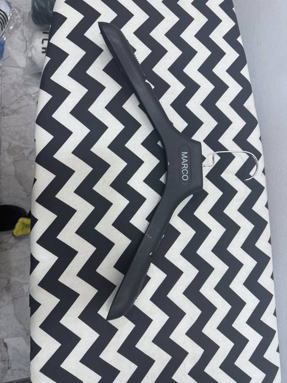 سلام عليكم ورحمة الله وبركاته ستانات ملابس جاهزة مستعملة قليل وتعاليك العدد 100 الرقم *********** العنوان البصرة كرمة علي
