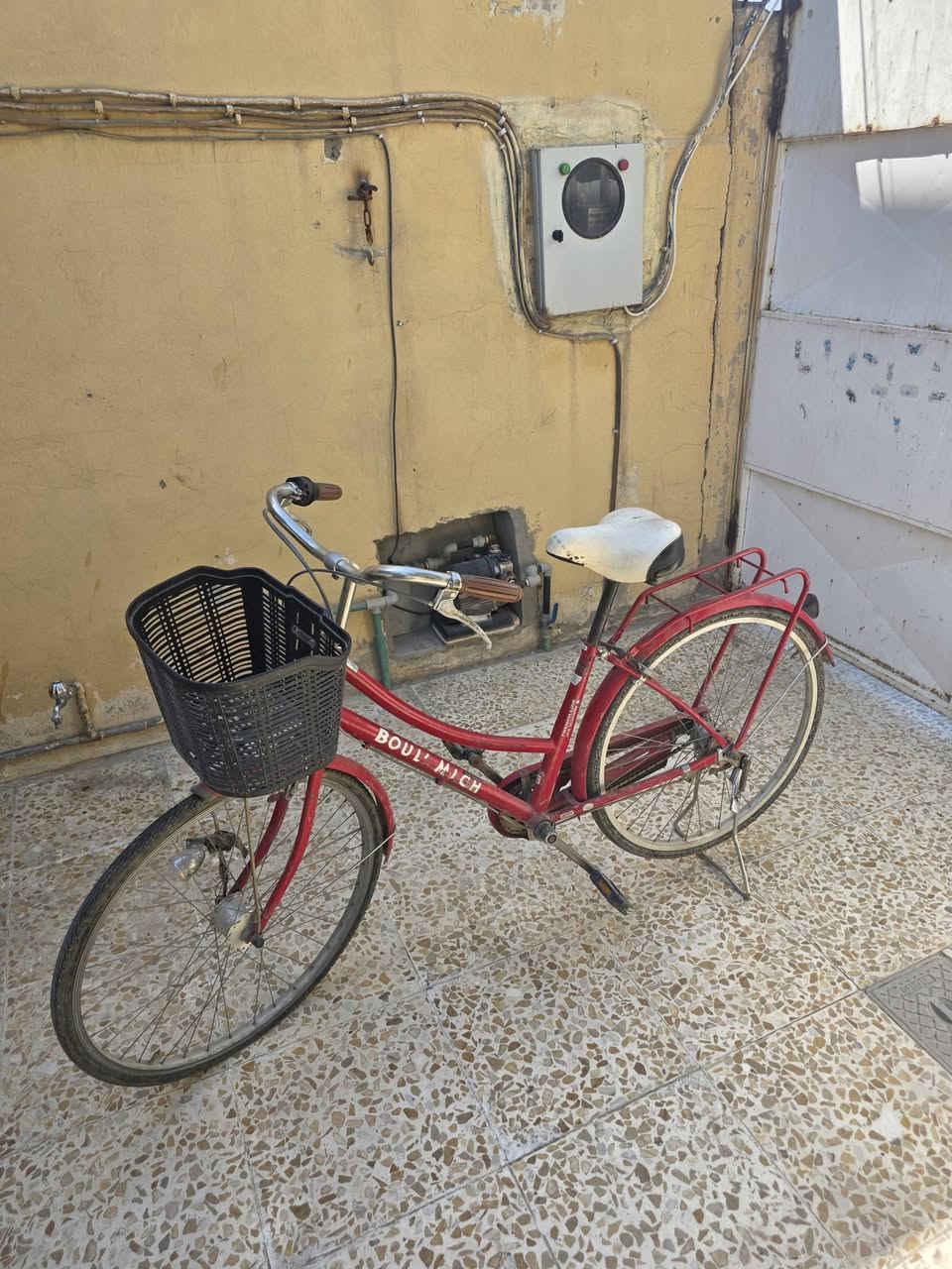 ياباني حجم 26 بالة بايسكل نضيف مبي اي عيب وخالي من العطلات
مميزاته 
1-كير داخلي 3 نمر شغال 
2-حساس ضوء ليلي نهاري شغال 
3- دسك صجمه مو فحم يعني انسه يحتاج تبدله 
نقوصات البايسكل 
1- تاير وجوب كدام 
2- جوب خلغي 
السعر 90 وبي مجال 
رقم موبايل ***********
