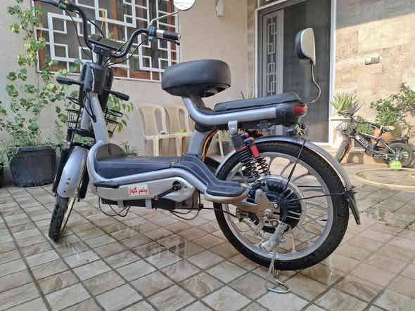 السلام عليكم ..دراجة شحن مستعملة للبيع
نفس الصور
خمس بطاريات
مستعملة لسنة واحدة
نظيفة جدا (للامانة البطاريات منتهية)

السعر (200) وبي مجال بسيط

رقم الموبايل / ***********
