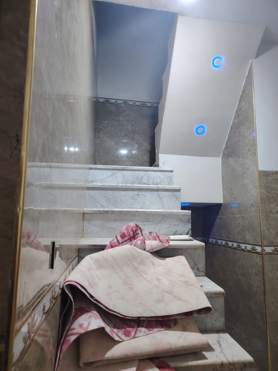 دار لل ايجار منطقه حي الفنانين
٣٠٠ الف 
تواصل ***********
