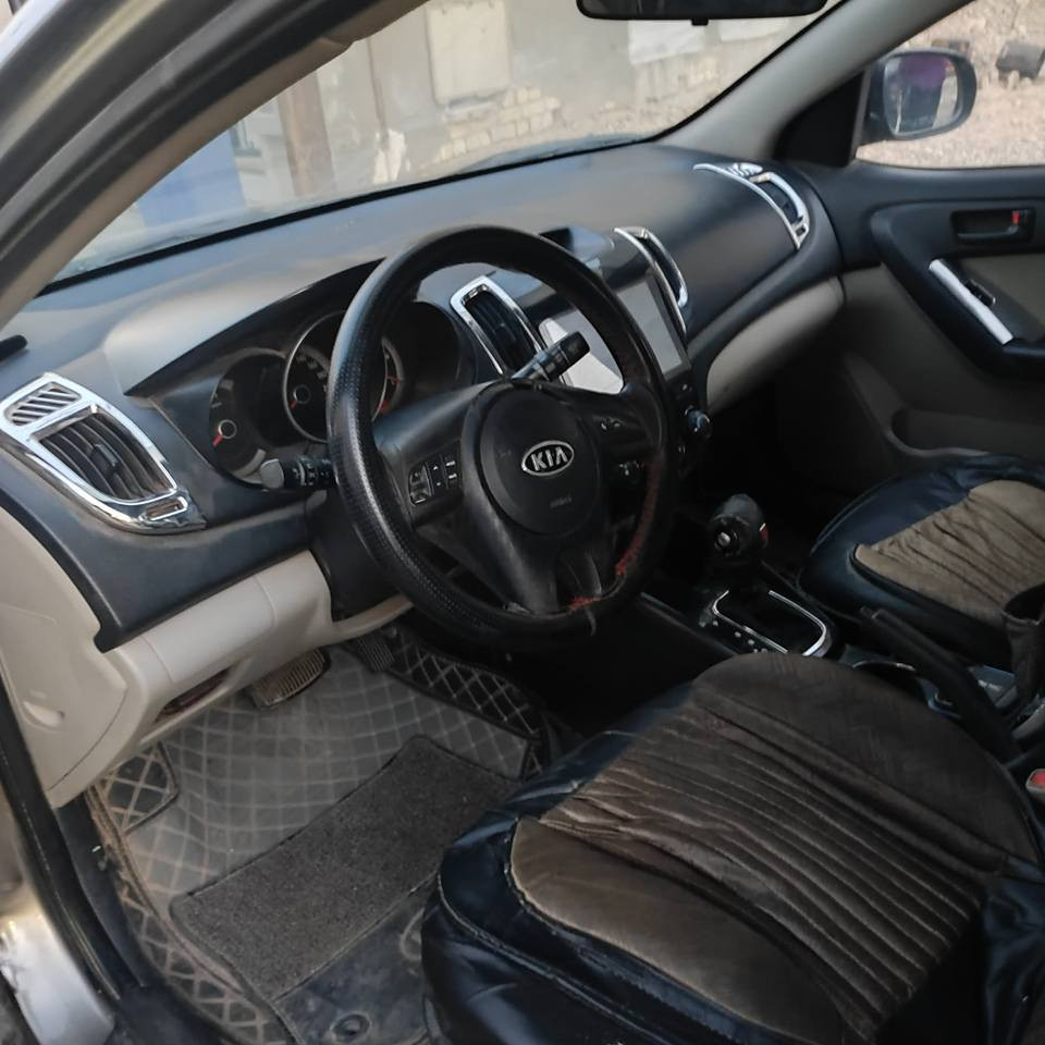 سياره سيراتو خليجي 2012
كير ومحرك وتبريد وحداده صدر كله تمام بيه 3 قطع صبغ، بدون حادث، الدواخل كله مكفول باب السايق مبدل بلادي، بدون صبغ... 
السعر 96 وبيه مجال للشراي وبخدمتكم. 
للتواصل متواجد واتساب، واتصال *********** بغداد, العراق
