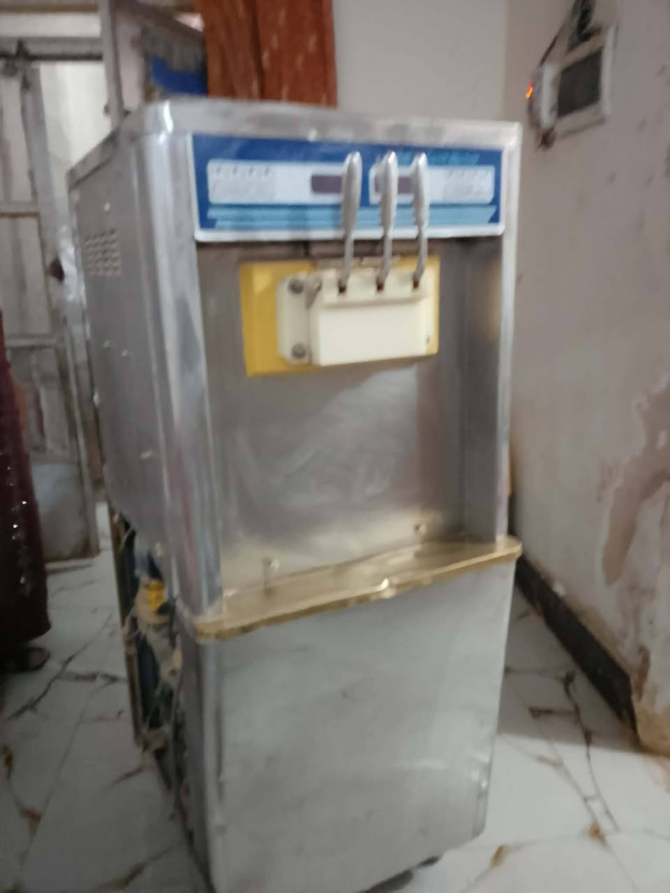 سلام عليكم ورحمه الله وبركاته .مكائن عدد 2 جديدات بس متروكات مكان ديوانيه سعر الوحده 15 ورقه  بيهه مجال مكان ديوانيه
***********
