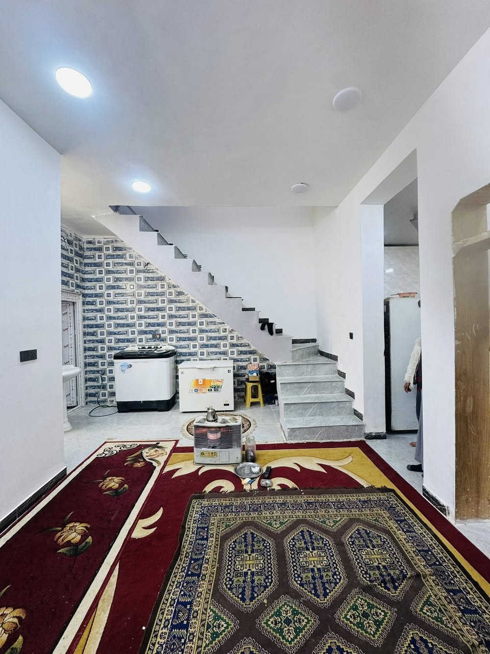 بيت للبيع مكانه نجف مجمع بيتي لثاني عله شارع 15 
مساحة 100 متر مربعه 
طابو صرف سند حر بسم راعيه 
يحتو عله غرفه وصاله وستقبال ومطبخ ومكشوفه وحمامات ثنين 
طابوك جمهوري صب كون كريت لسقف ولساس
سعره 85 وبي مجال 
استفسار 
***********
