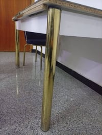 طاولة • ٤ كراسي • يحتاج لحيم