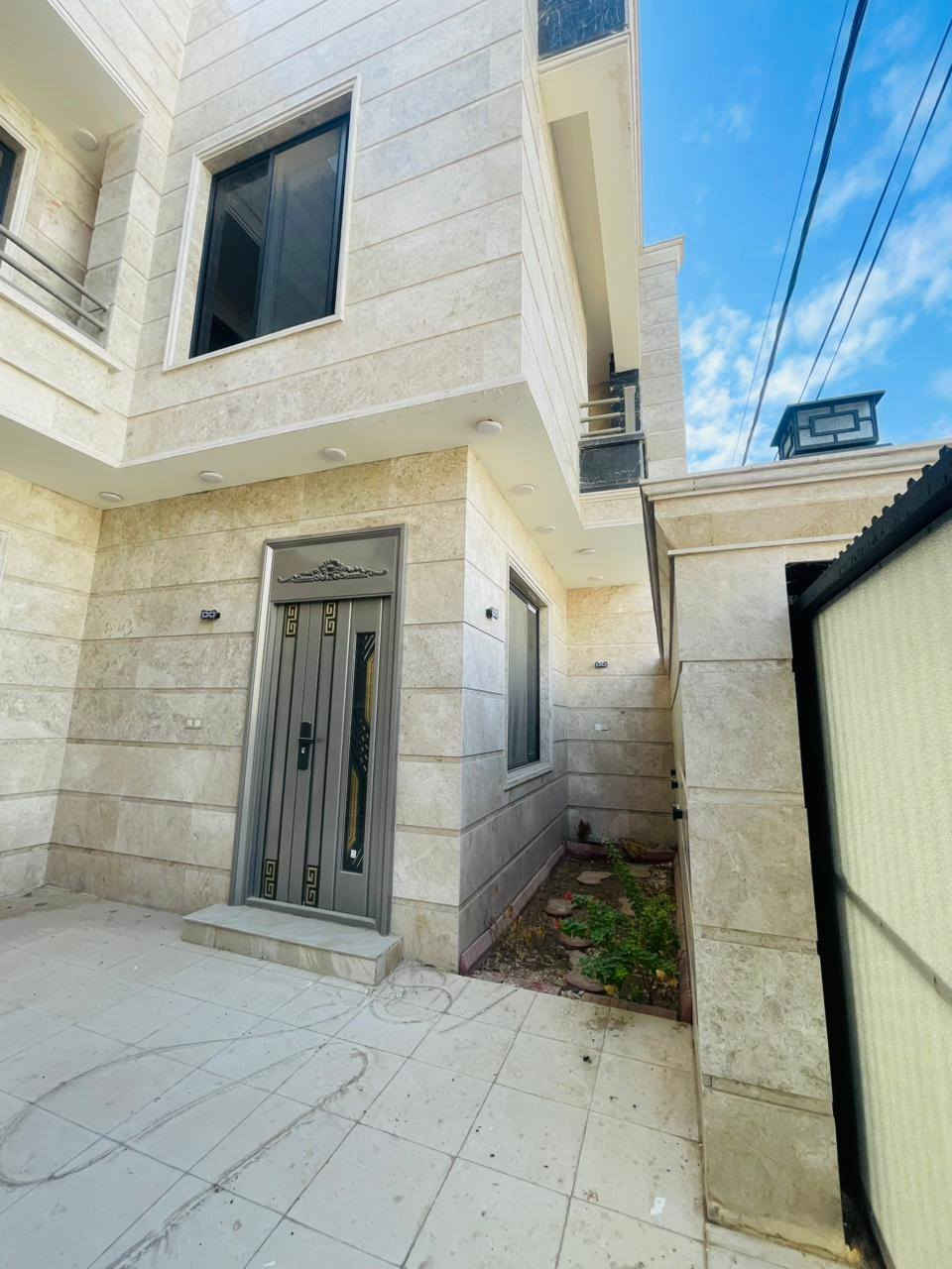 🏘️دار #للبيع  #موقع_مميز

📍 #الموقع:  زوير شارع الغسل قرب اسواق مارينا
تقسيم حسين مارينا 
✨ #المواصفات:  
▫️ المساحـــــــة //  200م 
الواجهـــــــــة // 10م 
الــــــنــــــــزال // 20م
بناء شركة #جوان 
بناء درجه اولى بيبان قاصه
#طـــابـــو زراعي سند 25 
عرض الشارع ١٠ متر تبليط وخدمات كاملة
................
🔹الطابق الارضي 
_ غرفه ماستر  
_ هول 
_ صاله 
_ مطبخ حار وبارد 
_ طارمه 
_ منور بي شلال

🔹الطابق العلوي 
_ سطحين 
_ هول 
_ غرفة عدد اثنين  
---------------------------------
📞 للاستفسار والمعاينة: 
الاتصال على الارقام :
***********☎️ واتساب    
او مراجعة المكتب 
الحلة _ الكرامة الشارع المشجر مجاور اسواق المطار 1 
--------------------------------
✅ نستقبل جميع عروضكم السكنية 🏠 والتجارية 🏡 بكافة مناطق الحلة 
……………………………
