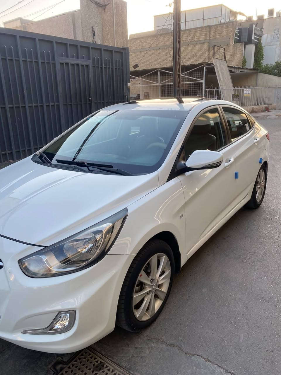 السلام عليكم للبيع هونداي اكسنت خليجي موديل ٢٠١٢ بلو فول مواصفات محرك ١٦٠٠ دوش قطرتين سلايت روف  رقم بغداد الدولي باسمي مكفوله من الصبغ والحادث والتبديل عدا مكانات بارد قليلة ماشية ١٧٩ الف السيارة بحالة جيدة كير محرك تبريد السعر ٩٥ للاتصال *********** مكاني بغداد جانب الكرخ
