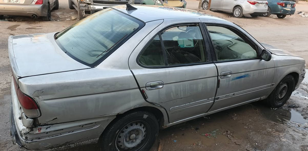 نيسان صني موديل 2000 
محرك 1600 قبق اسود
كير اوتماتيك *********** كربلاء, العراق
