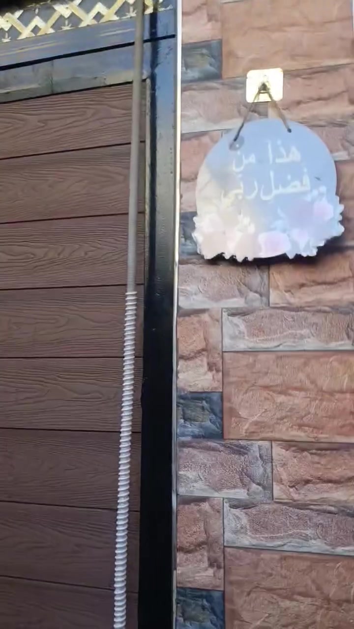 السلام عليكم 
بيت 100متره الواجه 5 النزال 20 مكون من استقبال + منور +مطبخ حار بارد +حمام + تواليت هذا الطابق الاول 
الطابق الثاني مكون من غرفتين الطول 5 العرض 5 سويت كامل داخل الحمام 
مع منور 
الطابق الثالث مكون من غرفه ومنور وحمام سويت 
السطح 
البيت مكون من ثلاثة طوابق 

المكان الحبيبيه قرب مستشفى الحبيبيه خلف منظمه بدر 
السعر خاص 
رقم الهاتف ***********
