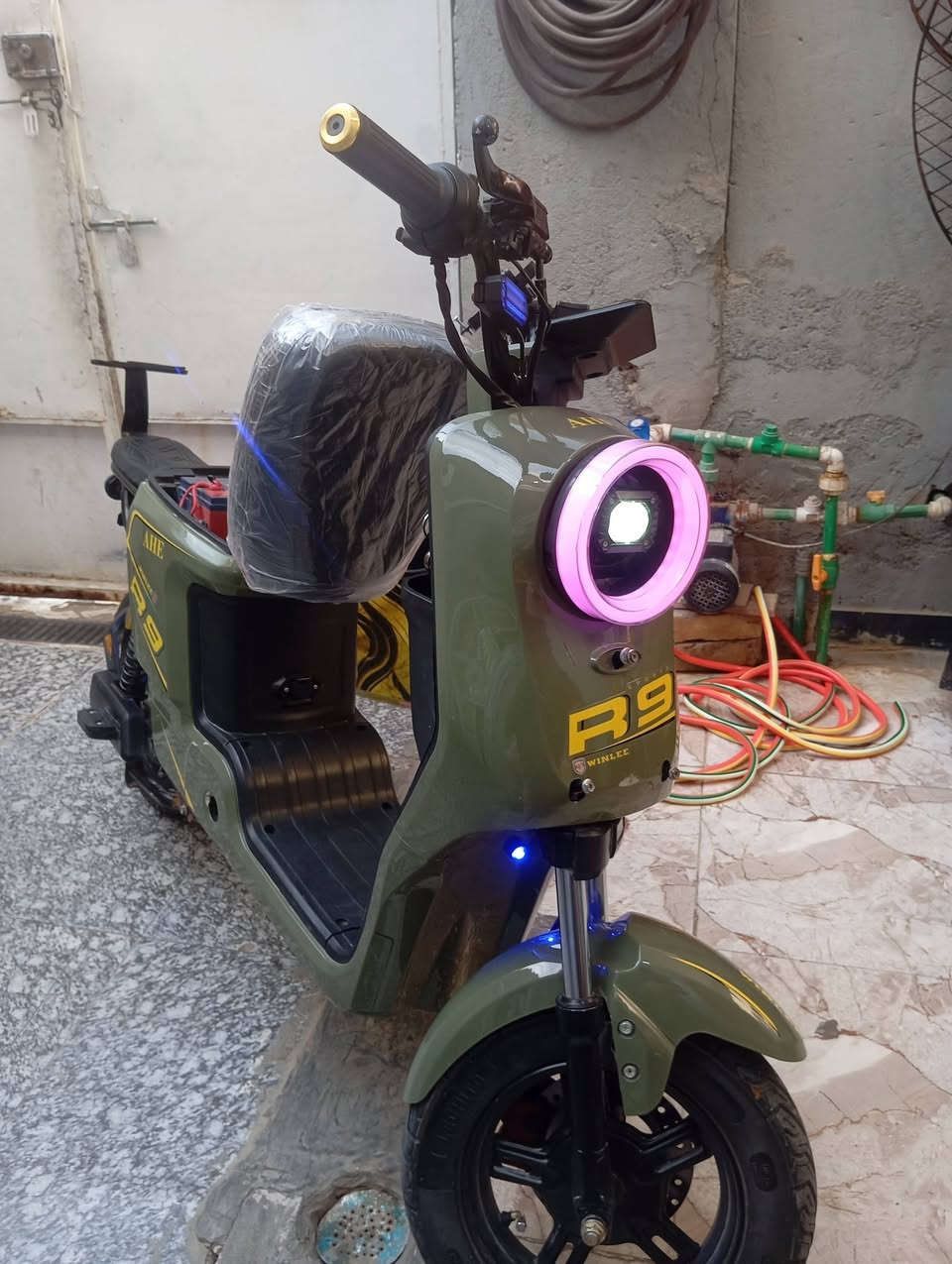 السلام عليكم دراجه للبيع ار 9 موديل 2025 بسرعه 109 حقيقي 80 ملف 1500 فقط بس الحساسل واقف تخم تاير بطاريات 22 امبير فقط بس واحده مبدله 32 امبير والمواصفات دراجه سعرها 300 قفل قفل قفل دراجه ما متعوبه وقف بيها الحساس مالها مال ملف عنواني بصره الزبير ***********
