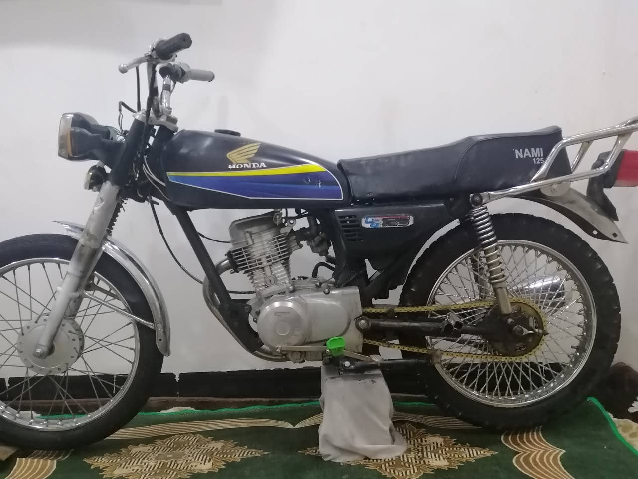 سلام عليكم تفاصيل دراجه كامله راح اكتبه دراجه وياله طخم جديد زنجيل جديد طخم تايرات جددفقط يعوزو دبلات وباتري دراجه خير من الله ماتوكفك بطريق ويعوزه نواعم ترتيب ودراجه مرتبه مال شغل خاص مفتوح عل مدار 24 ساعه واهذ رقم ***********/وهاذ كورك ***********
