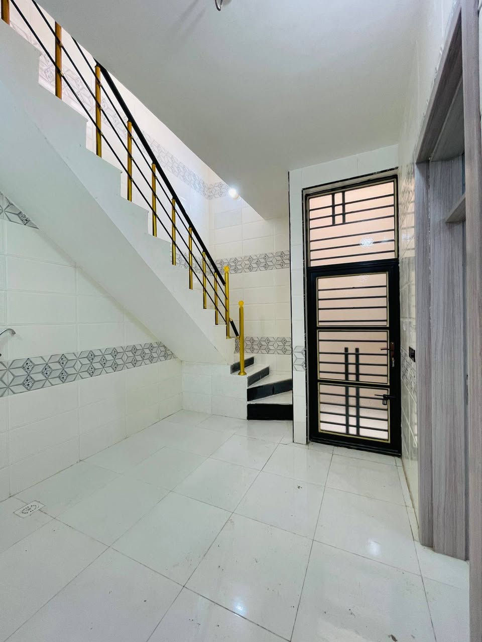 📍الموقع:كربلاء، مجمع الإبداع السكني، طريق الرابط، مقابل علوة المأمون المركزية.
📜نوع الملكية:طابو زراعي، سند 25، إقرار محكمة.
📐المساحة:50 متر مربع، طابق واحد، بناء طابوق جمهوري  مسلح كونكريت درجة أولى.
🏠مكونات الدار (50 متر مربع):

استقبال
مطبخ
صحيات
صالة
غرفة نوم
طارمة

🟡⚫لـلـبـيـع لـلـبـيـع لـلـبـيـع
🎥فيديو توضيحي للعقار:متوفر عبر المراسلة على الواتساب.
📲للتواصل والاستفسار:*********** (واتساب)
🟢🌿خدماتنا:

نستقبل عروضكم العقارية في أي مكان في كربلاء (بيوت، قطع أراضي، بنايات تجارية، وغيرها).
تصوير فوتوغرافي مجاني لعقاراتكم.

📞للاستفسار:*********** مصطفى الإبراهيمي.
