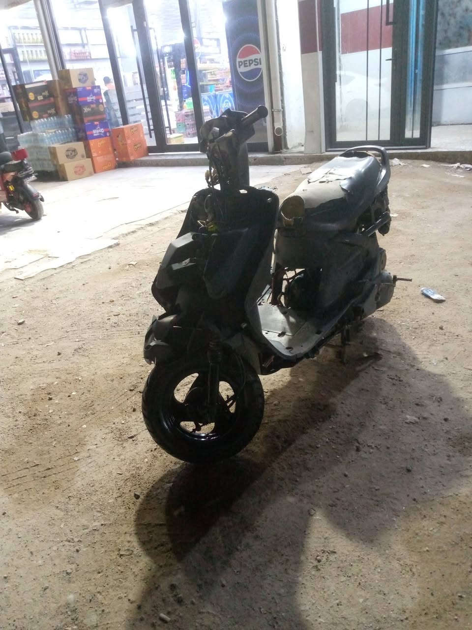 السلام عليكم دراجه فراشه كامله كلشي ماعوزها مكينه لفتح ول تجفيت تواير جيس توه شادهن  مكاني البصره الزبير السعر 250رقم هاتف ***********
