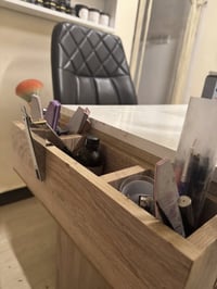 ميز اكرليك • رفوف جانبية • نظيف مستخدم قليل