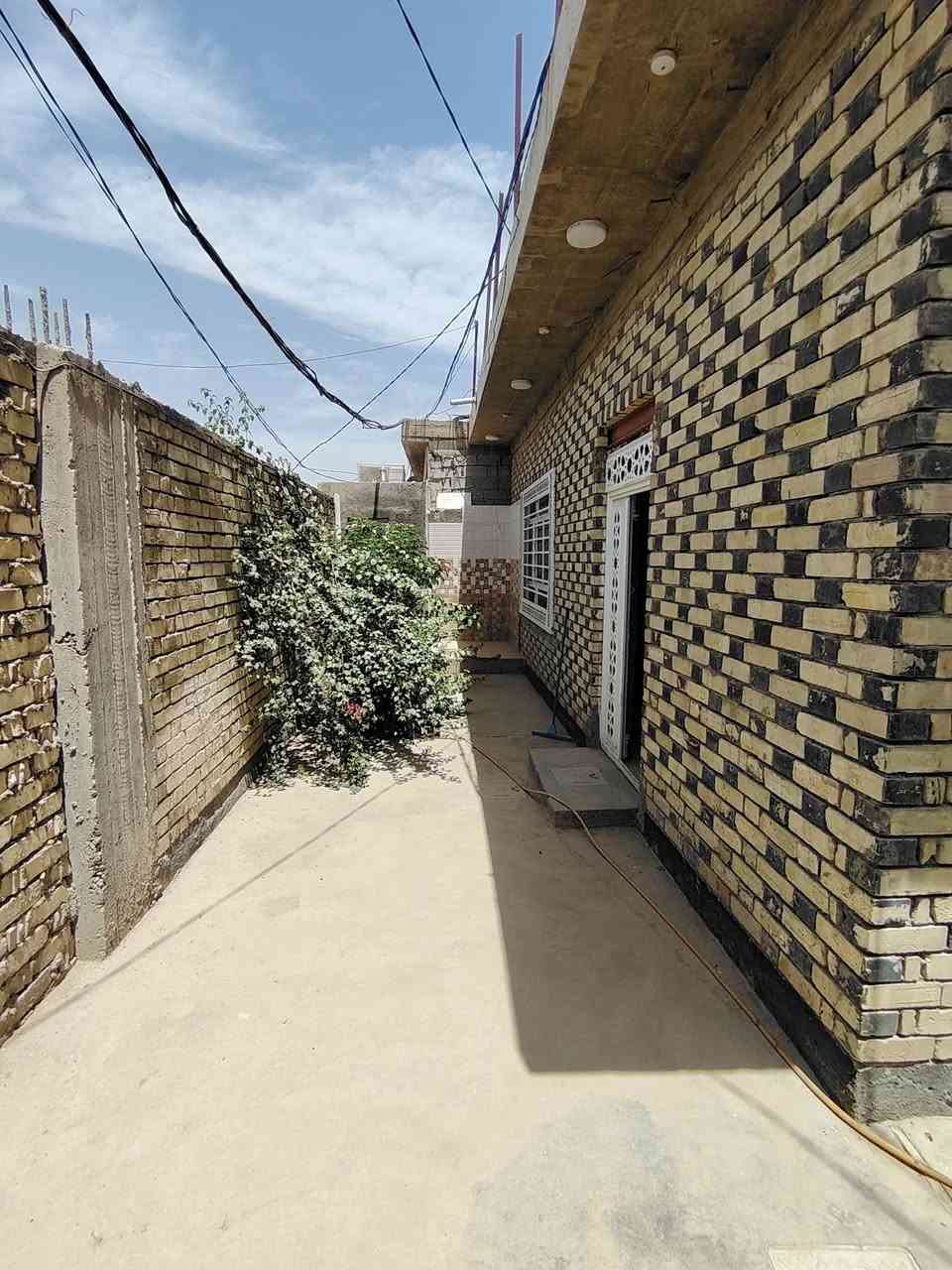 بيت زراعي سند ٢٥ ٢٠٠ متر مربع  ٢٠×١٠ يحتوي على غرفتين غرفه سويت وصاله كبيره. مطبخ صحيات ٣  مع ٤ سبالت LG و مراوح  وبردات وسخان بناء درجه اوله طابوك

العنوان شارع المعمل يبعد عن الشارع العام ٨٠ متر ١٠٠ متر شارع سيد حبيب  السعر ٧٣ بي مجال  ***********

