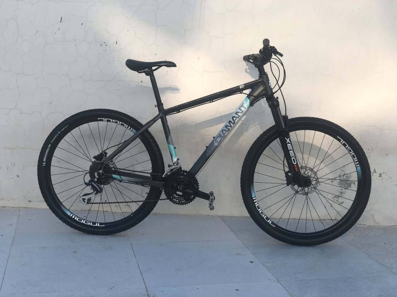 بايسكل اوربي جبلي عدد ٢  
الأول نرويجي 🇳🇴
ماركة WHITE Interceptor XC 290 LTD Carbon

كربون فايبر بالكامل  (Carbon Fiber) باللون الأسود مع كوابل داخلية.

​الدبل هيدروليكي دهن/هواء مع نظام قفل (Lockout).

​ناقل الحركة الخلفي: SRAM NX Eagle.

​مجموعة التدوير: نظام أحادي SRAM 1x.

​الفرامل: هيدروليكية دهن  Shimano.

السرعات 12×1

​الإطارات: Maxxis Rekon Race.

​سرج مريح Wittkop Medicus.

حجم الفريم m

​مضخة هواء صغيرة + حامل قارورة ماء.

الثاني الماني 🇩🇪
ماركة Diamant
المنيوم محسن خفيف

دبل هوائي)XEE0 RST امريكي

​ بريكات دهن (هيدروليك) ديسك

​جميع القطع شيمانو (Shimano) أصلية ومختومة بالكامل

​التايرات MOGUL متين 

السرعات 10×3

حجم الفريم m 

*********** واتساب 

السعر خاص 

العنوان بغداد متوفر توصيل
